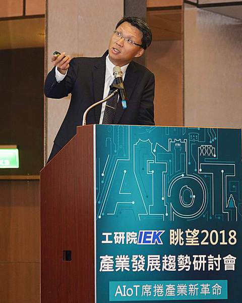 圖1 : 台灣IBM公司全球企業諮詢服務事業群總經理賈景光強調,IBM提出AI是擴增智慧,將工作的一部分自動化,是協助人們而不是取代,讓人們可將其餘的工作做得更好。(攝影╱陳念舜)