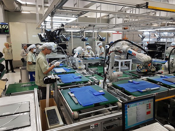 圖4 : 在智能化廠房中,作業員透過儀表板得知產線情況。(攝影/葉奕緯)