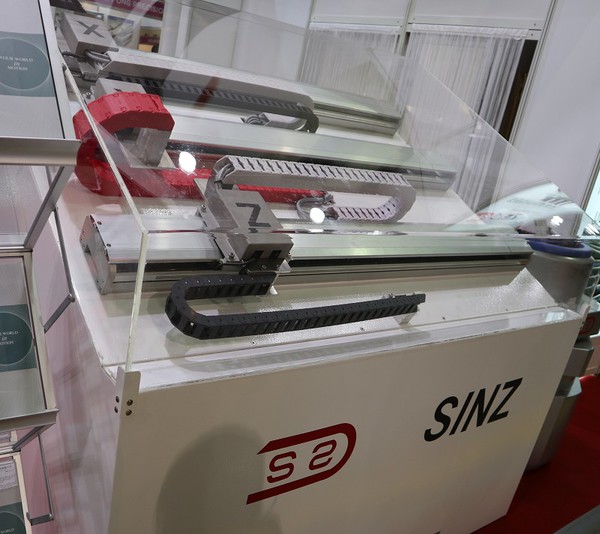 圖8 : 欣軍的SQ802與SQ803方型護管設計更輕薄、順暢度更佳。(攝影/王明德)