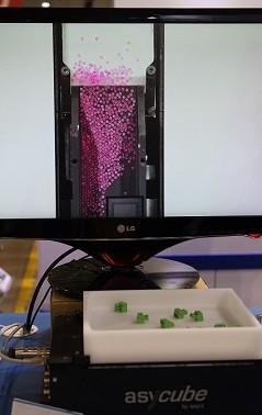 圖8 : 司麥德代理瑞士Asycube可程式振動盤可三秒快速更換料盤(攝影/王景新)