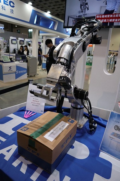 圖5 : 東培這次展出搭配該公司減速機的「ELife」品牌機器手臂。(攝影/王明德)