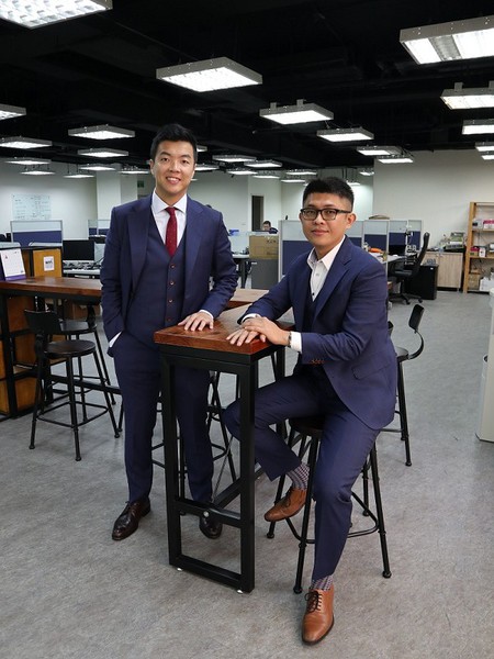 圖1 : 偲捷科技總經理陳青煒(左)與先進技術經理廖伯霖均表示,產線檢測則是辨識率須達 99% 以上、影像資料少,但辨識物背景單純,因此AI 需要特別設計。(攝影/王明德)