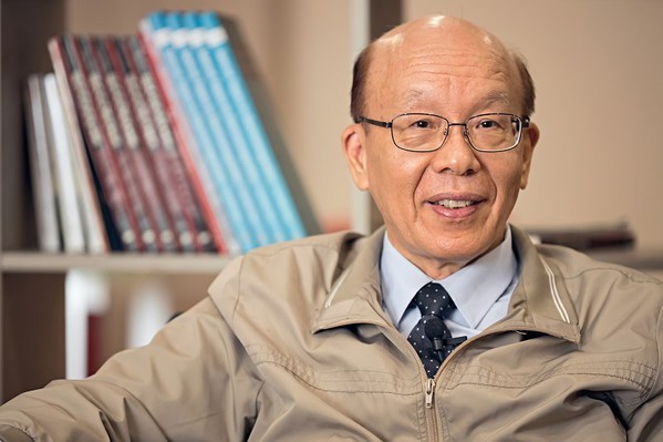 图一 : 李嗣涔博士从台大校长、专精半导体的电机系教授,摇身一变,成为台湾最具权威的气功与灵界科学的研究者。