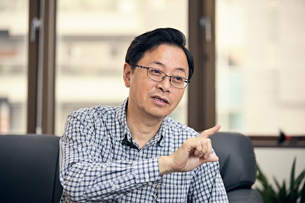 圖二 : 張善政認為,電子資訊科技對太多領域有提升功能。如果只侷限在自身的領域,只賣電腦或電子元件,就太可惜了。(攝影/王建發)
