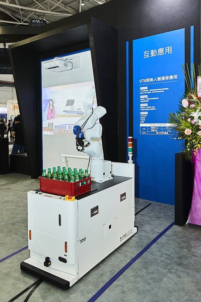 图五 : Epson将机械手臂搭配无人搬运车,可进行活动现场饮料发送,展现机械手臂的多元应用可能。