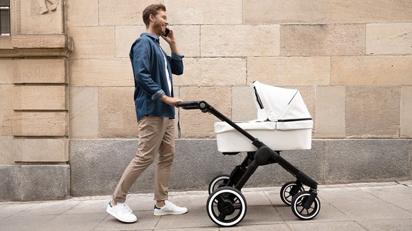 圖二 : e-stroller可大幅改善父母的推車姿勢,在不同使用情境下,都能更加省力(source:Bosch)