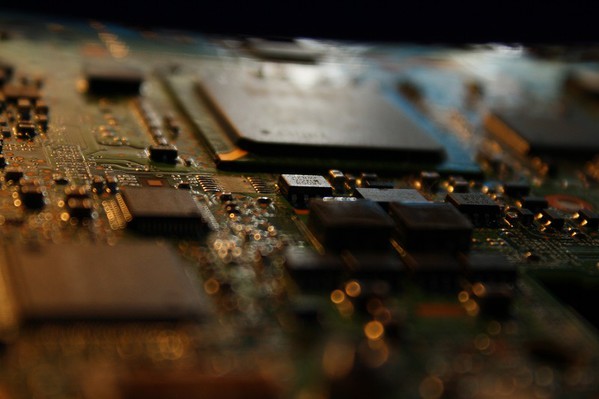 图二 : 以统合式 MRAM 解决方案取代微控制器中的eFlash和SRAM,可节省高达90%的功耗。