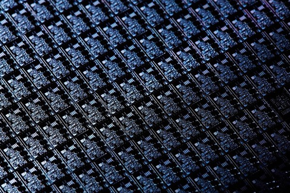 圖一 : 鐵電體(ferroelectrics)晶體展現了自發電極化的現象。鐵電體可能處在二元狀態(二態),可透過外部電場逆轉。