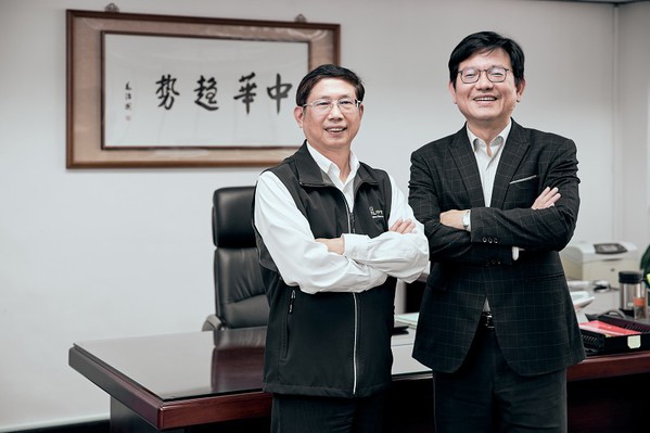圖二 : 重視夥伴關係,林總經理(右)堅持一定要與中華電信智慧聯網處處長羅坤榮博士(左)一起合照。(攝影/王建發)