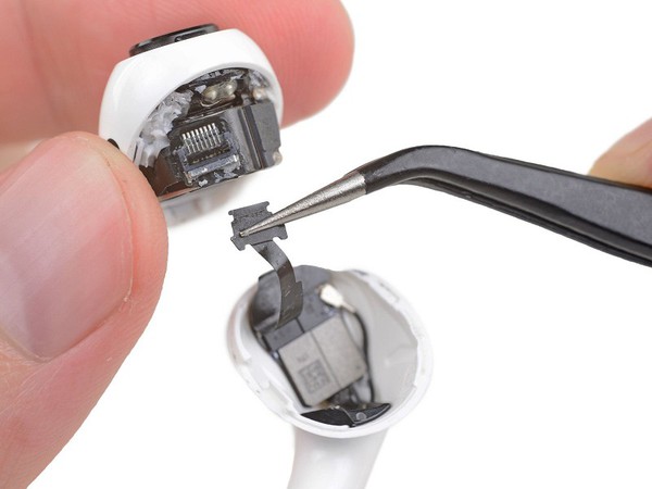 圖三 : TWS無線耳機也開始使用NOR記憶體方案,開創了新的消費性。市場(source:iFix)
