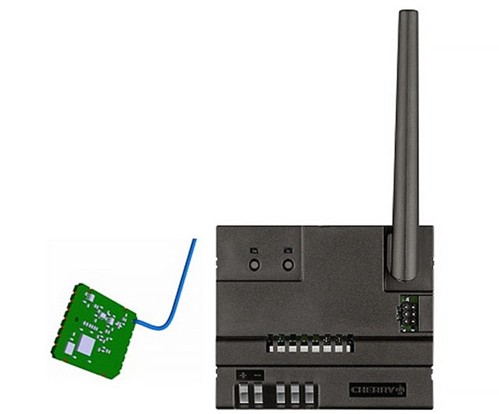 圖2 : ZF Electronics 的 AFZE-5003 915 MHz 接收器模組 (右) 可接收多達 32 個能源擷取發射器的訊號,並可擴展至多達 256 個發射器。另外還提供無外罩款,如圖2所示。(source:ZF Electronics)