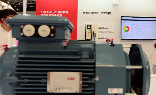圖1 : 透過安裝在內部和外部的各式控制器與感測器,運營者就可以遠端或以其他方式監控關鍵馬達的運行狀況。