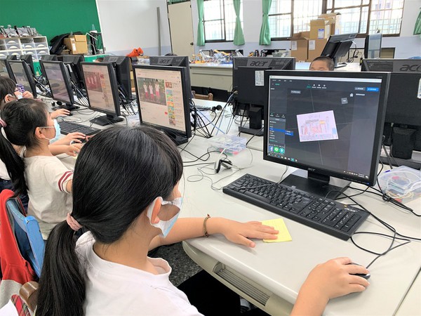 圖二 : 米菲多媒體的水平式AR/VR開發平台整合了創作沉浸式應用所需的軟硬體與服務支援,持續提供台灣中小學孩童學習AR/VR技術的優化環境,簡易的操作介面開放人人都能創作內容。(soure:米菲多媒體)