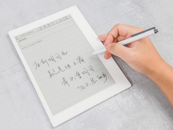 圖二 : 如今的電子紙書寫的體驗,已能媲美傳統紙張。(source:E ink)