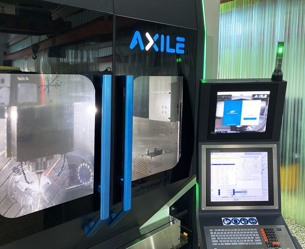 圖3 : 達佛羅高階機種品牌「AXILE」專攻高速高精度三軸及五軸加工中心機;並以智能化技術為導向,推出一系列符合工業4.0解決方案。(source:達佛羅公司)
