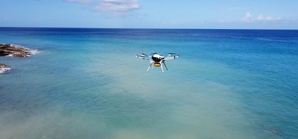 圖1 : DMI無人機向維京群島運送緊急醫療物資。氫燃料電池組可為無人機實現超過 2 個小時的飛行時間,因而實現了此一應用;其飛行時間比大多數電池供電無人機長4倍。
