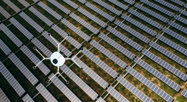 圖2 : DMI無人機以極高的效率和速度實現對太陽能面板的檢查。使用配備通用攝影機和熱成像攝影機的氫燃料電池無人機,只進行了兩次自動網格飛行,就獲得了一座約 20 兆瓦的發電廠的發電廠影像。如果使用電池供電無人機來執行此一任務,則需要更換六次以上的電池。