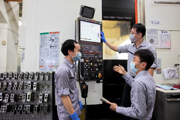圖4 : 當翔名科技接單的價值越來越高,就越不敢採用廉價刀具,以免產生NG不良品,近期還導入貴了5~10倍的波浪刀、鳳梨刀專用於加工特殊材料。(source:SmartAuto)