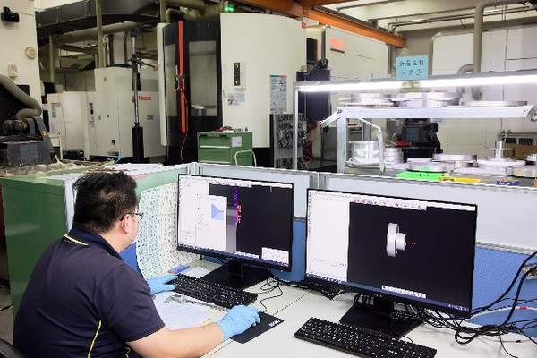 圖5 : 目前hyperMILL®除了標準機種之外,許多專用機的防呆、後處理程式也都由OPEN MIND協助完成,讓現場工程師敢放心使用!(source:SmartAuto)
