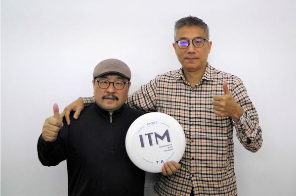 圖一 : 國際信任機器執行長陳洲任(左)與首席科學家黃冠寰(右)彼此是高中同學,各自累積了區塊鏈與密碼學的產學經驗與專業技術,共同鎖定物聯網市場攜手創業,以解決目前越來越嚴峻的資安痛點。(攝影/黃慧心)