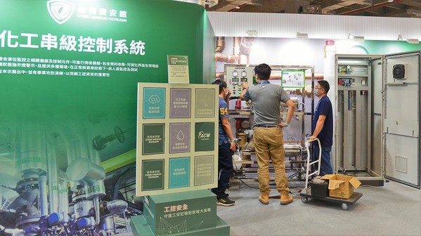 圖3 : 經濟部工業局針對「工控安全」主題展示工業控制模擬系統,並結合資安攻擊情境模擬廠區的運作流程及網路、測試環境,發展台灣自主工控情境腳本及培訓工控資安專業人才(攝影:陳念舜)