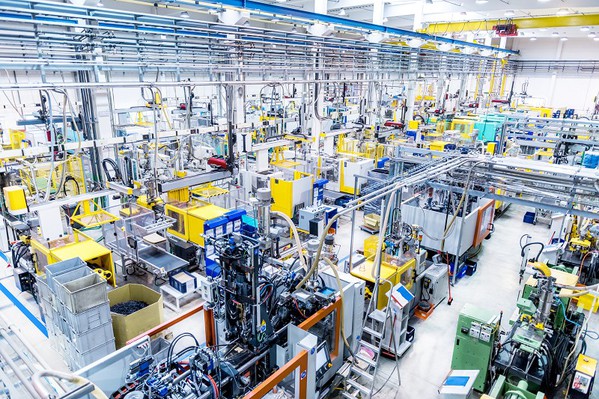 圖1 : 工業自動化中的 IIoT 功能仰賴越來越多連網裝置採用工業通訊協定達到連網。這些網路的抽象層無需底層功能的專業知識,這也是為何有如此多設計工程師都專注在機器網路頂層 (應用) 的原因。(source:Getty Images)