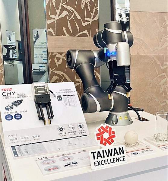 圖4 : 東佑達利用電動夾爪一體成型的設計,憑藉獨有I/O控制扭力、隨插即用等軟硬體整合優勢,再搭配專用法蘭接頭,就能快速安裝於工業機器人上配套銷售。(攝影:陳念舜)
