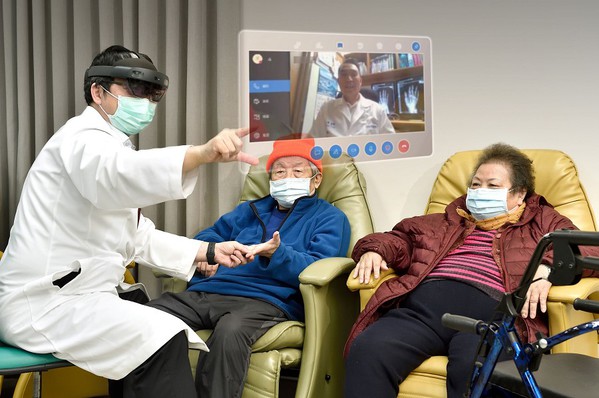 圖3 : 利用HoloLens成功使醫療人員接觸疾病的時間減少了83%。 (source:微軟)
