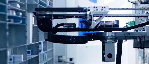 圖3 : 藥物由取藥機側邊藥物格放入,由工業相機進行藥品品牌、名稱及條形碼辨識,接著外觀檢查,才由後段傳輸至機械手臂,將藥品置入原本給藥格。本圖為示意圖。(source: Shutterstock;The Imaging Source提供)