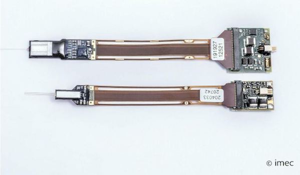 圖三 : 比較第一代(上方)與第二代(下方)Neuropixels神經探針,可以發現探針基座和前置裝置的尺寸都縮小了;基座與前置裝置以排線相連。