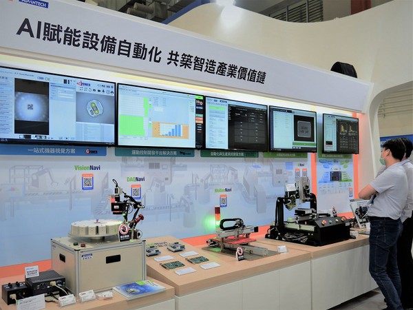 圖2 : 透過研華邊緣設備原本的安全機制與資安共創夥伴合作整合,將硬體、韌體、軟體、服務與顧問打包成一套完整解決方案,讓資安貫穿整個物聯網基礎架構與應用情境。(攝影:陳念舜)