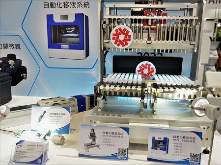 圖7 : 在精浚今年自動化展發表多樣新品中,包括甫榮獲2022年第30屆台灣精品獎的自動化核酸萃取機,結合工業自動化控制與醫療器材的概念。