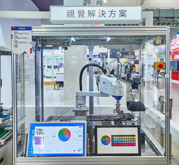 圖3 : Epson推出的光譜相機新品SV-700S,將機械手臂與光譜視覺系統整合,令手臂可透過色階辨識演算助產線提高產能。(source:Epson)