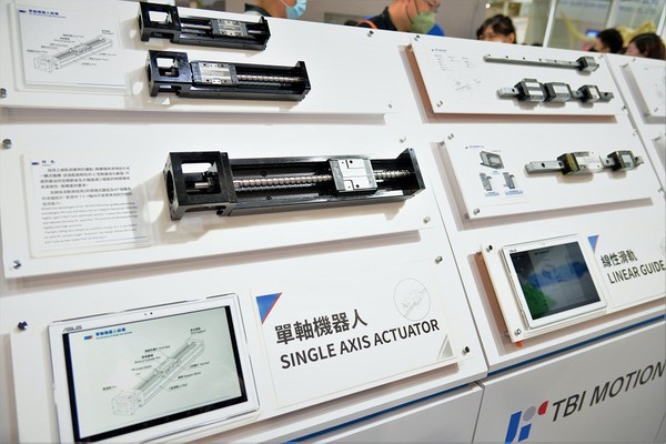 圖4 : 全球傳動推出的單軸機器人等模組化產品,則採用一體化設計,同時具備線軌與螺桿的優點,且減少待料時間,就能讓設備快速出貨、生產,省去現場調校程序,進而減少製程碳足跡。(攝影:陳念舜)