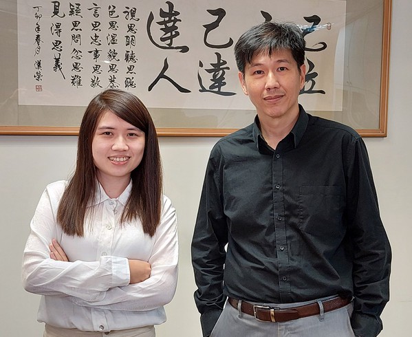 圖二 : 笙泉科技產品企劃行銷處長兼深圳應用工程處長廖崇榮(右)與產品企劃行銷處專案課長洪郁惠合影