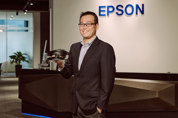 圖一 : Epson視覺科技營業部副總經理黃少白,手持最新的BT-45C系列AR智慧眼鏡。