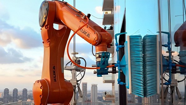 圖1 : KUKA的KR AGILUS小型機器人執行自動化清洗外牆任務。(source:Skyline Robotics)