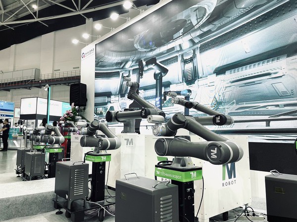 圖3 : 全方位智慧協作機器人AI Cobot以原生AI引擎結合智慧視覺和協作機器手臂。(source:達明機器人)