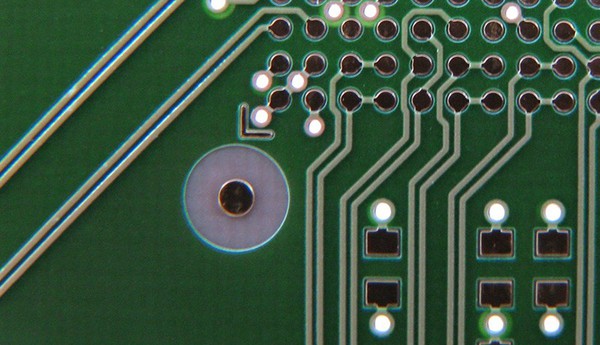 圖2 : 用於PCB塗層系統的光學檢測應用:視覺系統可以讀取物體上的條碼和純文本(OCR),以及確定靶標的位置和方位。