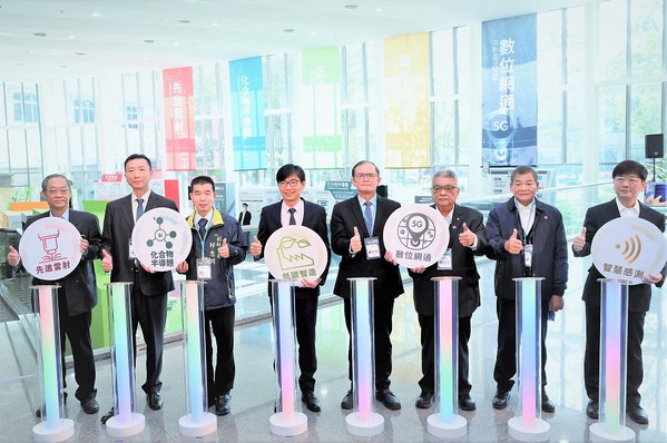 圖1 : 面對2050年淨零排碳趨勢,經濟部也適於工研院南分院展示邁向低碳轉型的5大產業技術領域。圖左起依序為工研院南分院執行長曹芳海、台灣創浦總經理鄭勇志、台南市政府副秘書長邱忠川、經濟部技術處長邱求慧、工研院協理胡竹生、機械公會理事長魏燦文、台勵福董事長林溪文、工研院感測系統中心執行長朱俊勳。(攝影:陳念舜)
