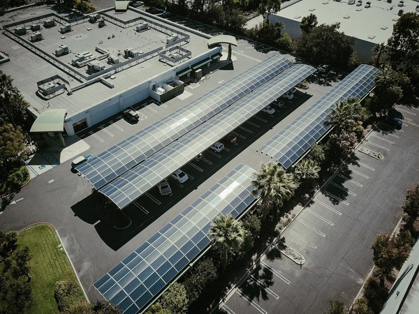 圖2 : 氣候解決方案有助於降低碳排放,例如當電力系統的部分安裝太陽能板時,可以替代化石燃料來源產生能源。