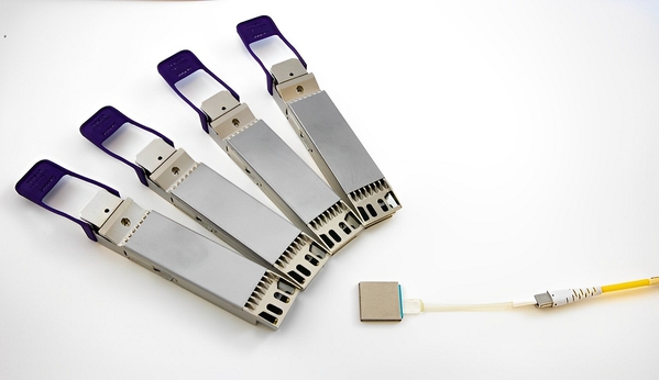 圖二 : 4x OSFP800 vs. Cisco 3.2T CPO模組(體積減少100倍以上)。(source:Cisco)