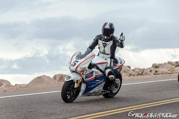 图一 : Lightning Motorcycles公司以超过215英里的时速行驶,保持着电动摩托车的极速驾驶世界纪录。
