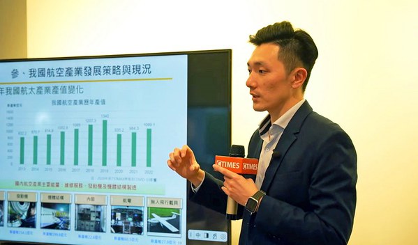 圖一 : 本次【東西講座】邀請金屬中心航太科技產業推動組」副組長陳憲儀剖析台灣金屬加工業者該如何進軍航太市場。(攝影:陳宇宸)