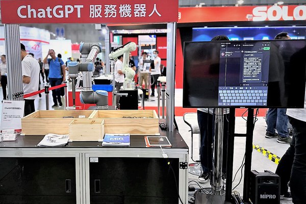 圖四 : 所羅門在2023年推出「ChatGPT服務機器人」,不僅讓學習變得更直觀,更能迅速回應並解決操作中的各種問題,實現深度人機協作效益。(source:Solomon)