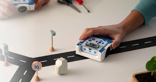 图一 : 学童手持Arduino Alvik(图片来源:Arduino官网)