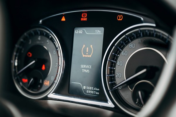图一 : 胎压侦测系统 (TPMS)能够及时提醒驾驶轮胎状况是否异常,以提升行车安全。