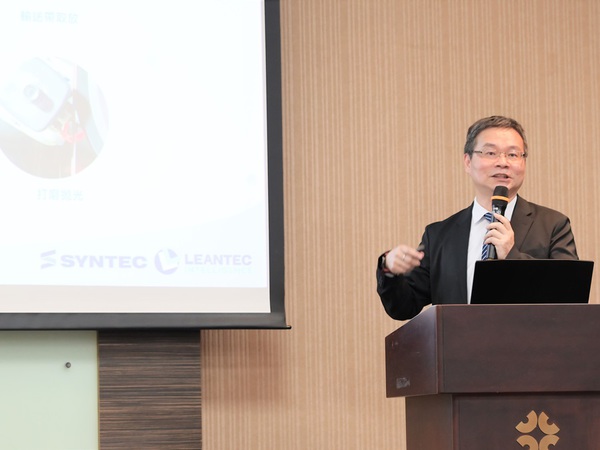圖五 : 新代科技處長陳飛旭指出,新代推出生產智慧雲方案,迎合現今單機→自動化→雲端應用趨勢,並透過聯達雲端智慧服務,專為金屬加工業打造模組化解決方案。(攝影:陳念舜)