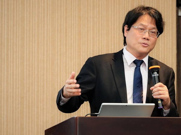 圖六 : 台灣大學教授蔡孟勳建議業者開發次世代CNC控制器的願景,應能實現高速、高精、高品質、高能源效率,以及低加工成本等目標。(攝影:陳念舜)