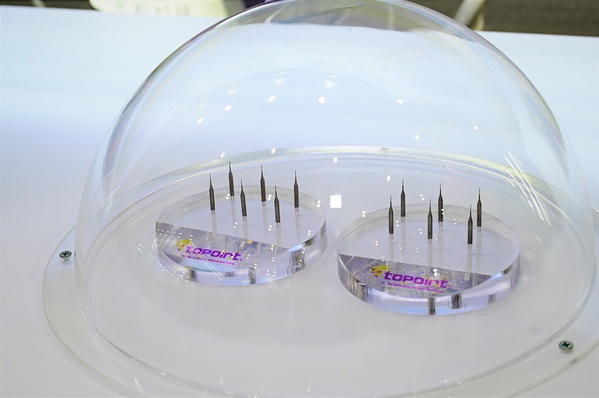 图三 : 钻针厂尖点科技近期展示最新一代镀膜钻针/铣刀产品,将终端应用锁定在AI、电动车、低轨卫星3大领域。(摄影:陈念舜)